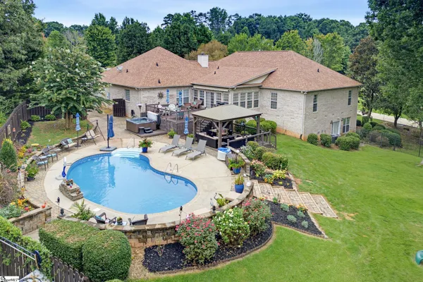 301 GLEN MEADOWS DR