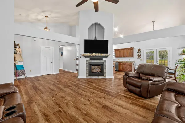 136 MANOR HOUSE LN