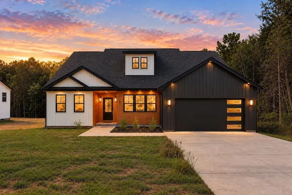488 SKYLINE DR