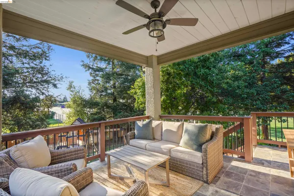 1049 MEADOWGATE WAY