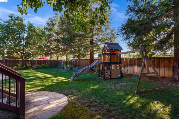 1049 MEADOWGATE WAY