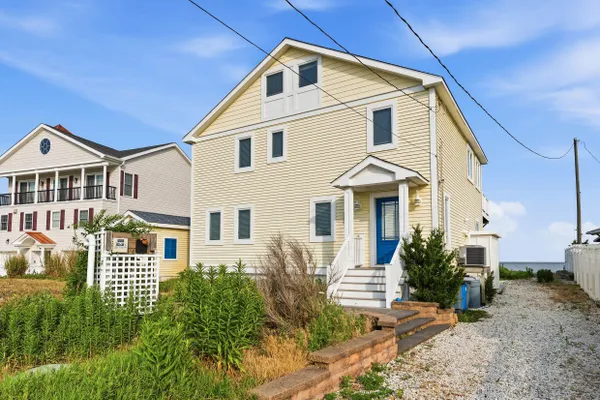 123 BEACH AVE