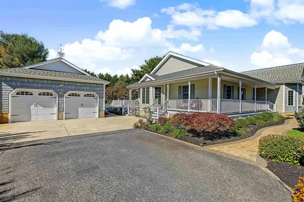 4 SADDLEWOOD DR