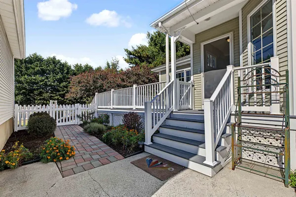 4 SADDLEWOOD DR