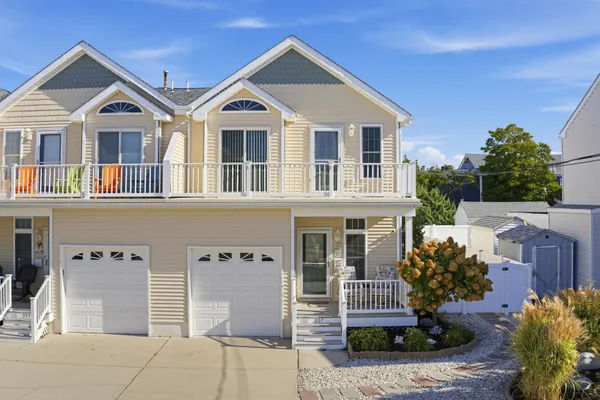 307 E BUTTERCUP AVE 307