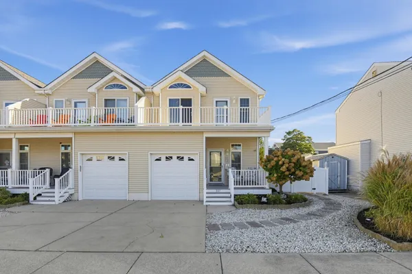 307 E BUTTERCUP AVE 307