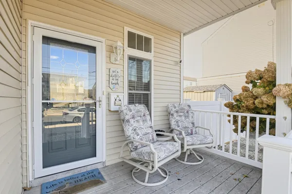 307 E BUTTERCUP AVE 307