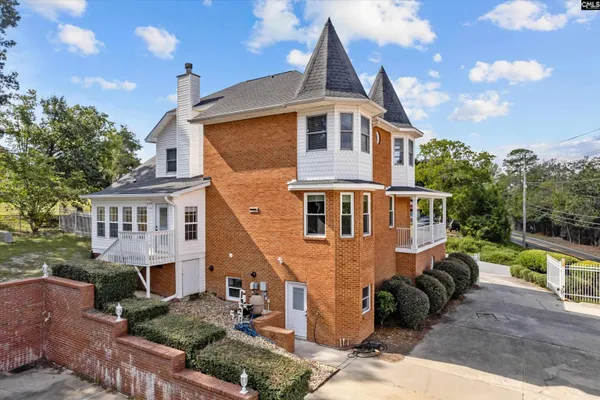 201 BRAMBLEWOOD CIR