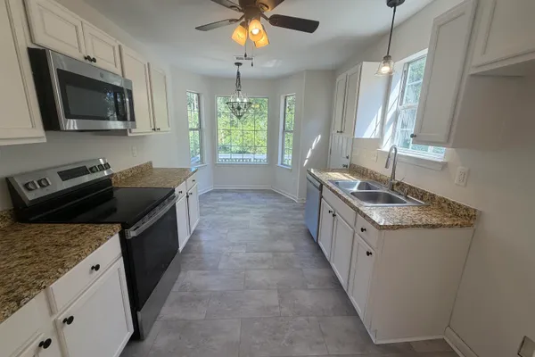 218 STONEWOOD DR