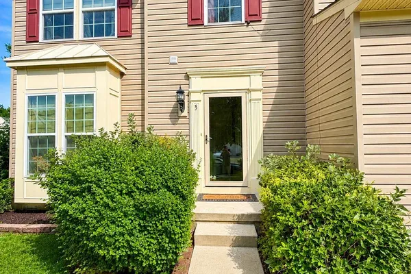 5 RENAISSANCE DR