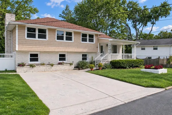 102 MYRTLE AVE