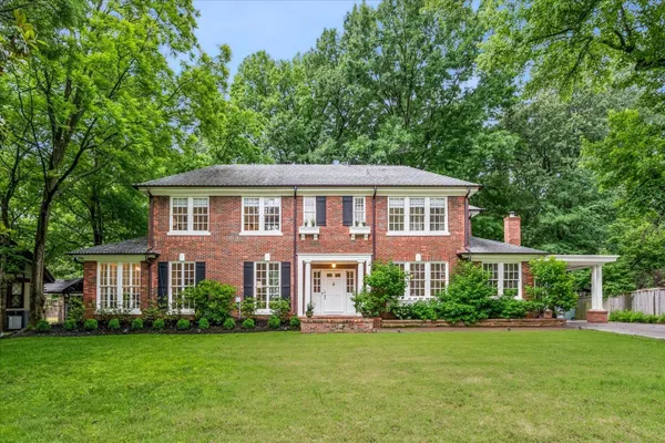 605 E DR