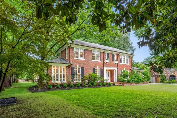605 E DR