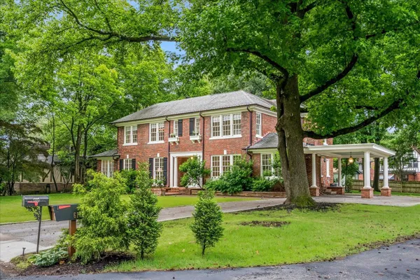 605 E DR