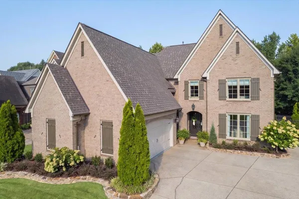 1689 DE HAIG LN
