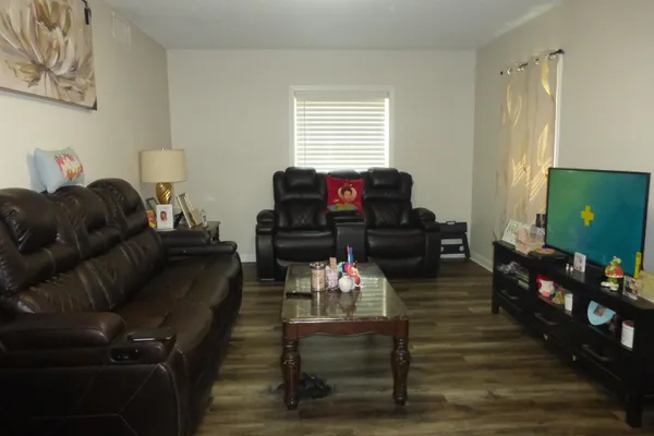 1207 CHAMBERLAIN DR 102