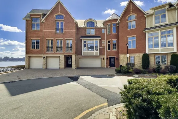 25 MOORINGS LN