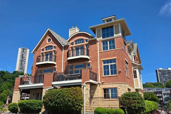 25 MOORINGS LN