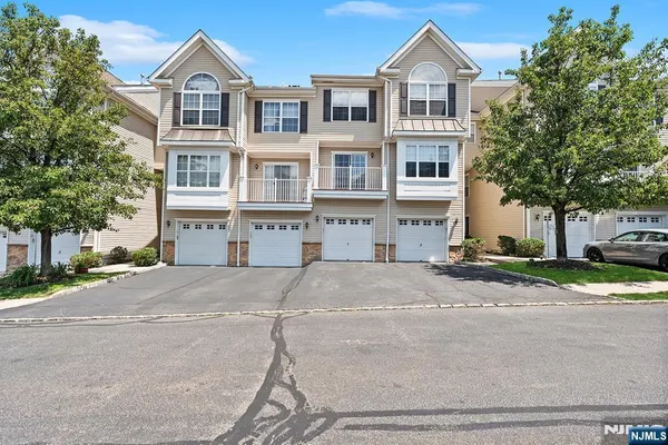74 MOUNTAINSIDE DR