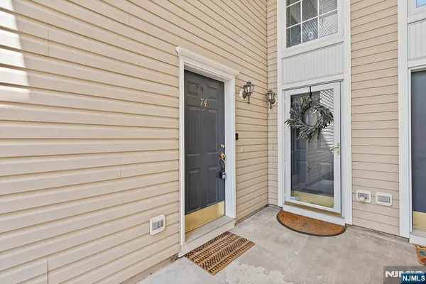 74 MOUNTAINSIDE DR