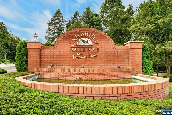486 CAMBRIDGE DR