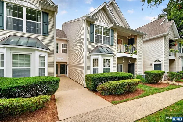 486 CAMBRIDGE DR