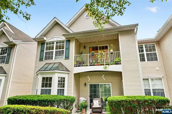 486 CAMBRIDGE DR
