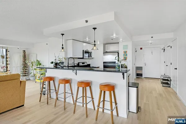 700 1ST ST 6H