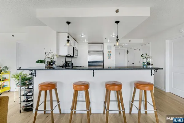 700 1ST ST 6H