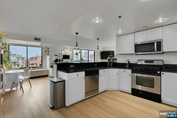 700 1ST ST 6H