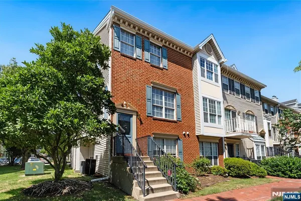 25 HOLLY ST