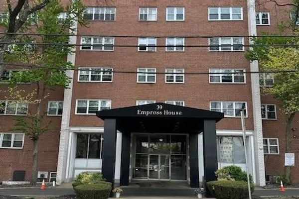 39 E 39TH 8G