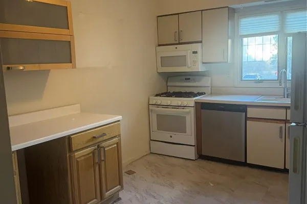 33 CANTERBURY LN