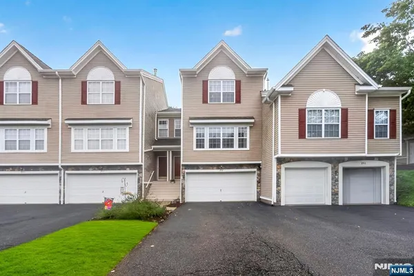 252 RIDGE DR