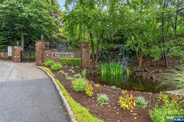 252 RIDGE DR