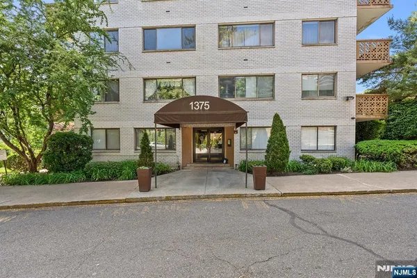 1375 RIVER RD 1E