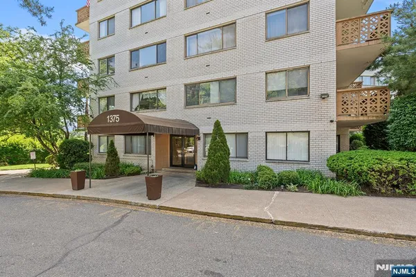 1375 RIVER RD 1E