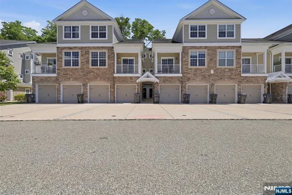 404 WATERVIEW CT 404
