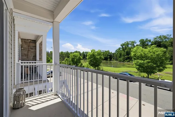 404 WATERVIEW CT 404