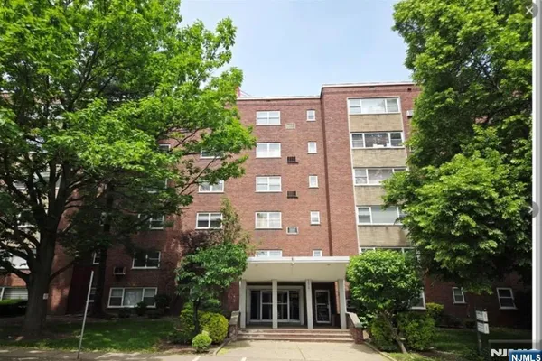 1575 CENTER AVE 5F