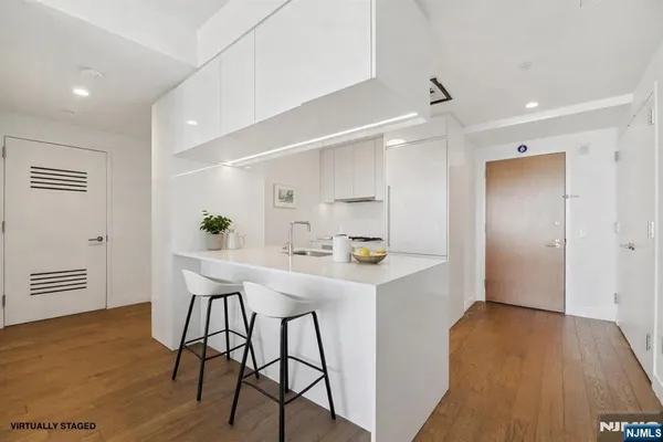 99 HUDSON ST 2607