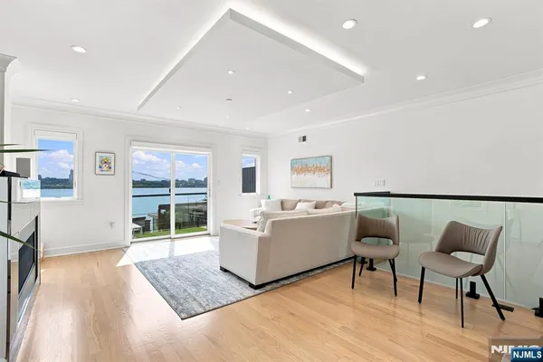 1439 RIVER RD 1