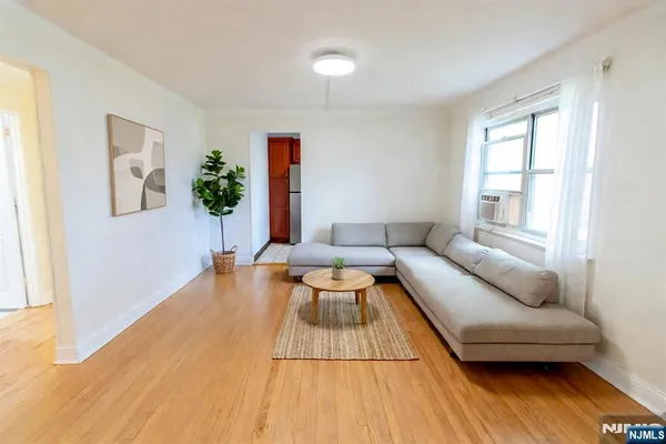 370 ESPLANADE 21