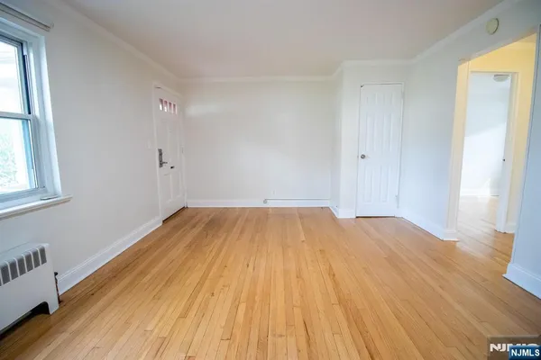 370 ESPLANADE 21