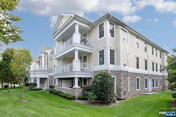 410 FOUR SEASONS LN