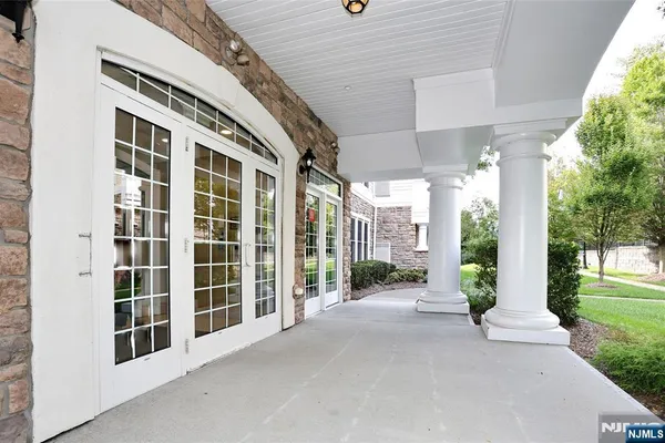 410 FOUR SEASONS LN