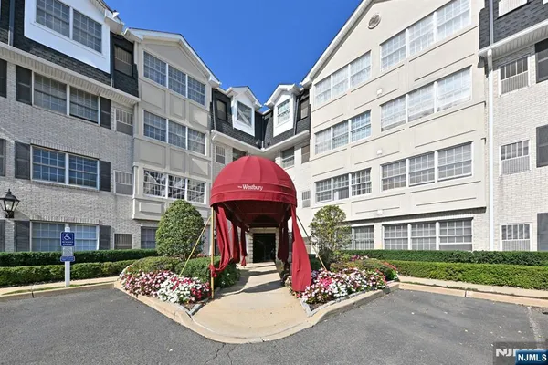 131 CLINTON PL 214