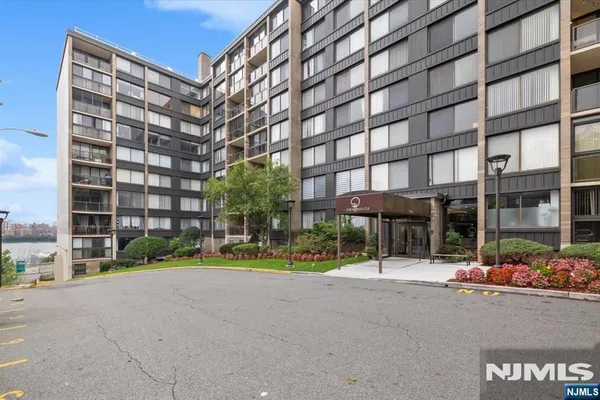 9060 PALISADE AVE 403