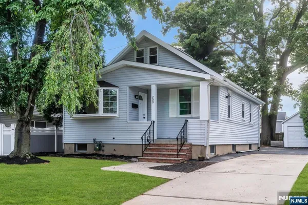 209 MICHIGAN AVE