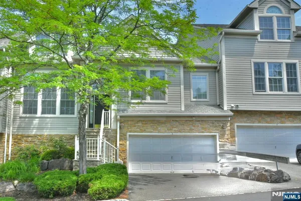 3 SKYVIEW DR